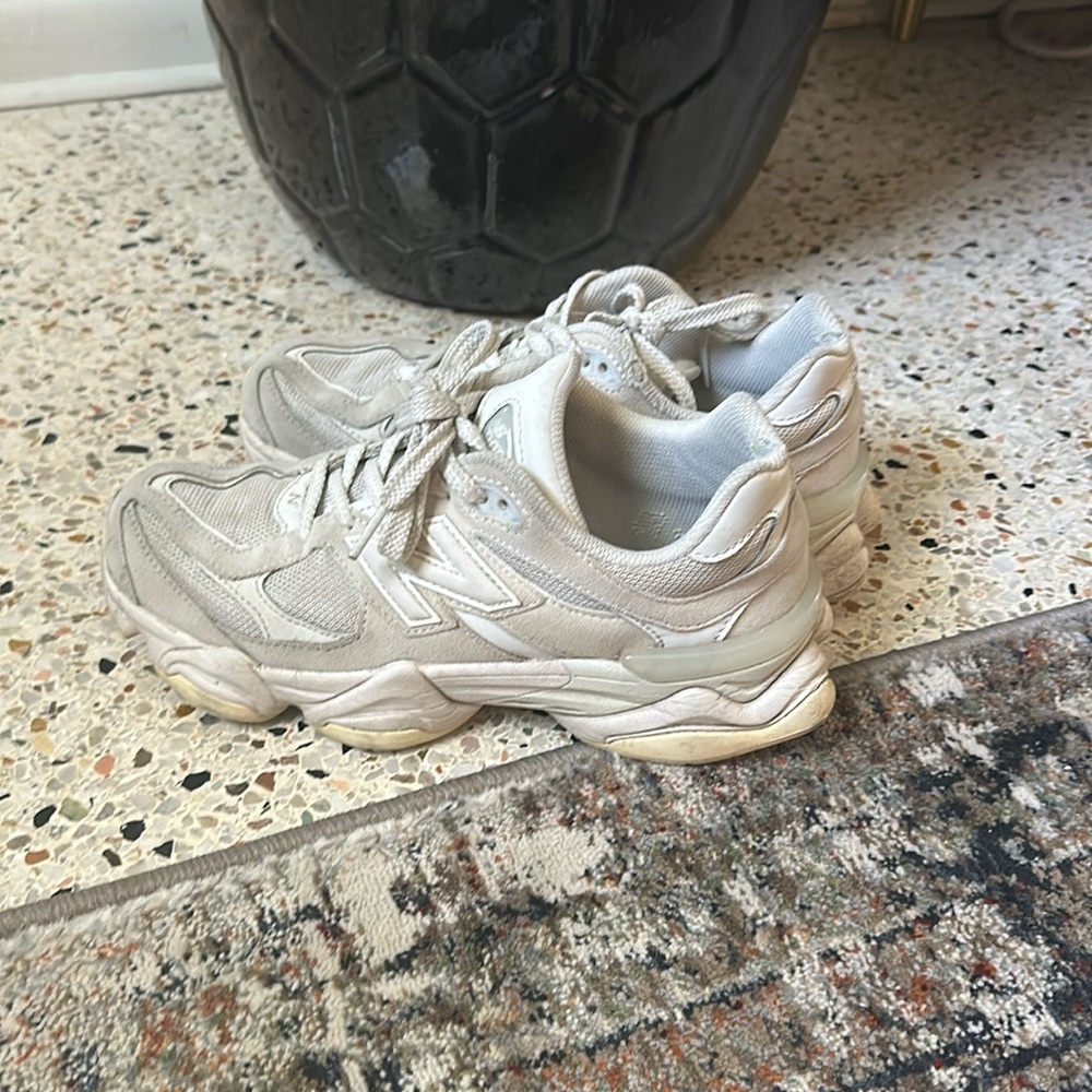 New Balance 9060 Grey/White Womens Size 8 Mens 6.5